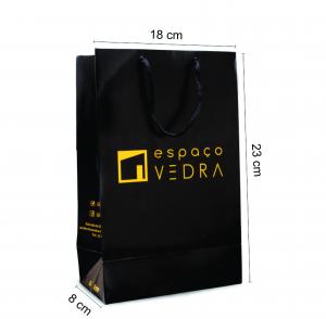 Sacola de Papel Papel apergaminhado 150g Largura: 18 cm / Altura: 23 cm / Lateral: 8 cm 1x0 / 2x0 / 3x0 / 4x0 Impressão off-set Alça de gorgurão 